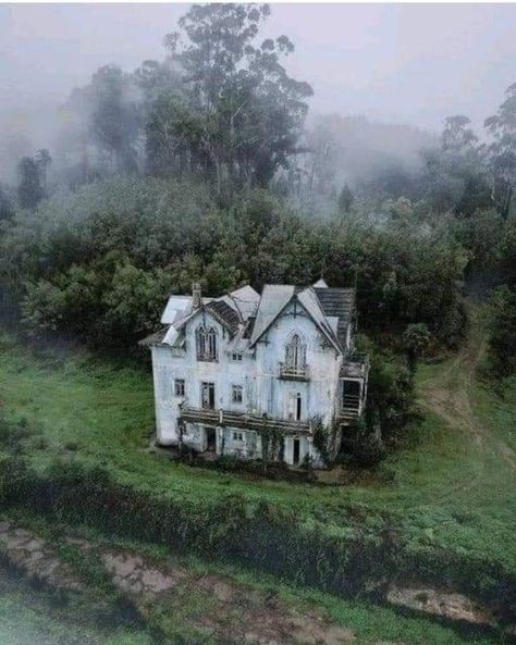 Abandoned World, Haunting Beauty, Abandoned Property, Abandoned Mansion, Old Abandoned Houses, Abandoned Castles, Spooky House, Abandoned House, The Haunting