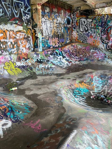 Abandoned Skate Park, Graffiti Room, Skateboard Aesthetic, Apocalypse Aesthetic, Graffiti Pictures, Graffiti Photography, Urban Street Art, Street Graffiti, Graffiti Wall Art