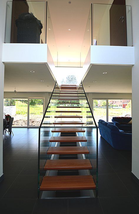 Floating Stairs Wood, Stairs Floating, Stairs Wood, Stair Makeover, Glass Railings, Glass Stairs, Floating Stairs, Floating Staircase, Wooden Steps