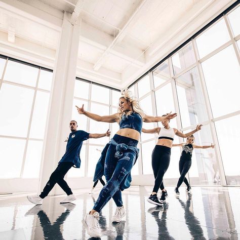 Sliding into new @reebok gear like... reebok.com/lesmills #LMSA #Urbanbodyworx #parkfiks #parkfit Zumba Photoshoot, Aerobics Aesthetic, Zumba Photography, Zumba Aesthetic, Hip Hop Dance Team, Exercise Photography, Dance Team Photos, Dance Zumba, Zumba (dance)