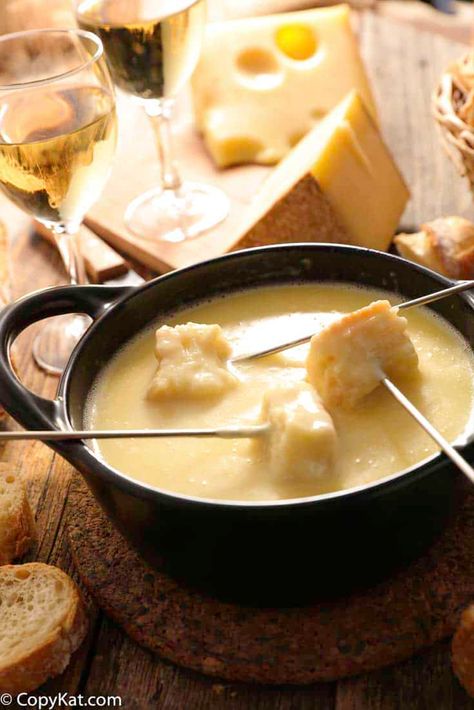 At Home Fondue, Home Fondue, Cheddar Cheese Fondue, Melting Pot Cheese Fondue, Cheese Fondue Recipe Easy, Easy Fondue Recipes, Best Cheese Fondue, Cheddar Fondue, Melting Pot Recipes