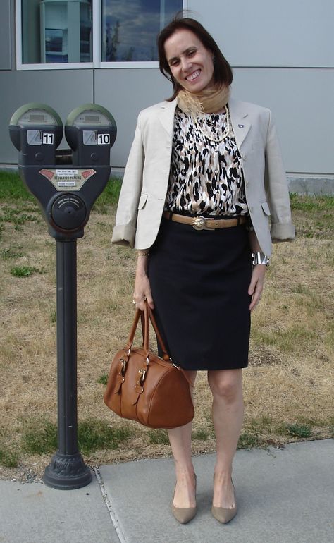 Outfits to look pro at a science conference  High Latitude Style https://highlatitudestyle.com/dress-4-success-science/ #conferenceoutfit #conferencestyle Science Conference, Conference Outfit, Midlife Fashion, Gap Style, Millennials Generation, Dress Appropriately, Ageless Style, Womens Business Casual, Business Casual Dresses