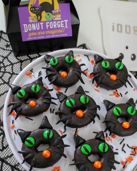 Cute Donuts Ideas, Vampire Donuts Halloween, Spooky Donut Ideas, Monster Donuts For Halloween, Spider Donuts Halloween, Halloween Donuts Ideas Easy, Fall Donuts Ideas, Halloween Mini Donuts Ideas, Halloween Doughnuts Ideas