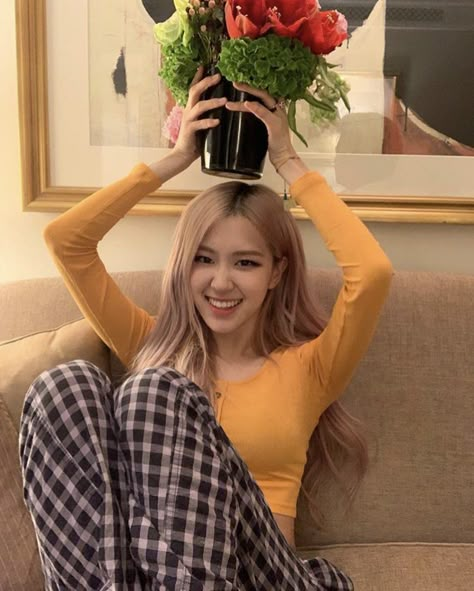 #roses_are_rosie Rosé Smile, Rosé Instagram Update, Rose And Rosie, Rosé Instagram, Rose Icon, Rose Photos, Park Chaeyoung, Rosé Blackpink, How To Pose