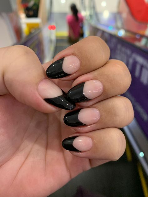 Chunky thick black french gel polish on natural nails. Thick Black French Tip Nails Almond, Rounded Black Tip Nails, Thick Black French Tip Nails, Thick French Manicure, Thick French Tip Nails Almond, Thick French Nails, Chunky French Tip Nails, Thick French Tip Nails, Thick French Tip