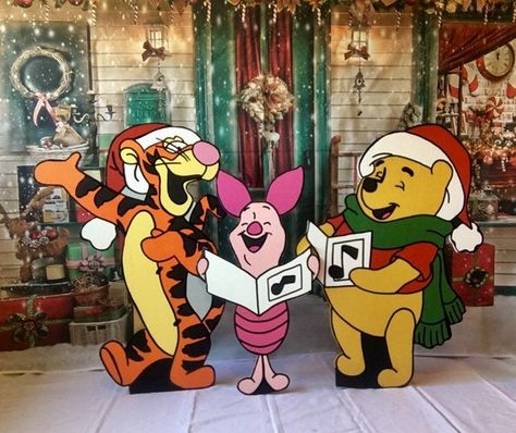 Christmas Yard Displays, Halloween Yard Art, Mickey Mouse Decorations, Pooh Christmas, Disney Christmas Decorations, Christmas Window Painting, Wood Yard Art, Christmas Cutouts, Pooh And Piglet