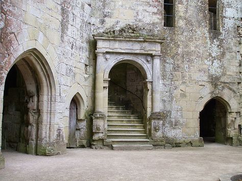 Besieged by war, this castle ruin has crumbled into a peaceful picnic spot Old Castle Aesthetic, Wardour Castle, Underwater Castle, Daena Targaryen, Minecraft Diaries, Minas Tirith, Castle Doors, Europe Architecture, Wiltshire England