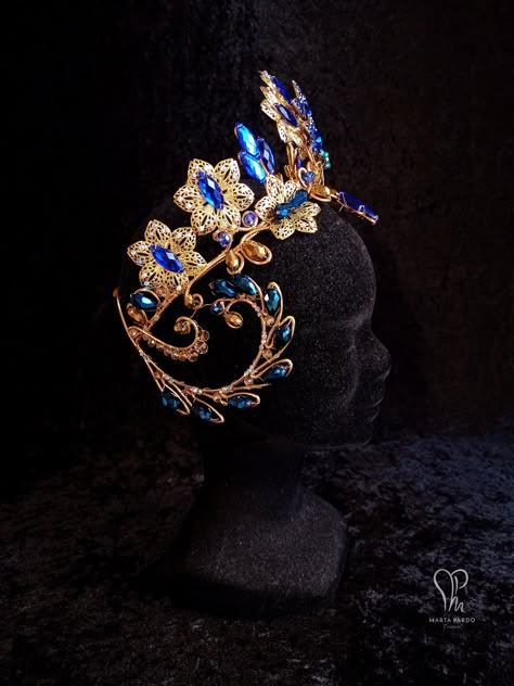 This stunning headpiece is one of a kind and ready to ship! This medieval inspired piece is made of aluminium wire in different widths and features various types of beads. It features faceted crystal beads in royal blue and gold as well as tiny iridescent rhinestones on the filigree components. Due to the aluminium wires it feels very comfortable on the head. This gorgeous crown would be perfect for fantasy brides and photoshoots or to compliment any fairytale/medieval costume. It could be used Fantasy Jewelry Headpieces, Fantasy Crown Art, Fairy Tiara, Royal Accessories, Blue Headpiece, Ballet Headpieces, Fantasy Crown, Nontraditional Engagement Rings, Medieval Princess