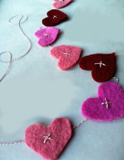 Dye Sweetheart Valentine Garland  | Rit Dye #valentines February Treats, Valentine Craft Decorations, Valentine Garland, Diy Valentine's Day Decorations, Valentine Banner, Rit Dye, Valentine Projects, Diy Valentine, Felt Garland