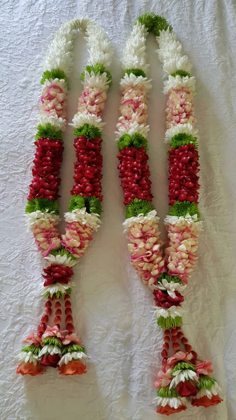 Pelli Poola Jada Indian Bridal Latest, Unique Indian Wedding Garland, Latest Varmala Designs, Varmala Designs, Rose Garland Wedding, Wedding Mala, Pelli Poola Jada, Flower Garland Diy, Poola Jada