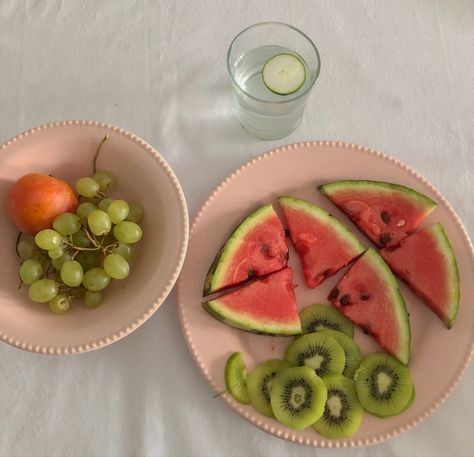 #fruta #art #instagram #aesthetic #salud #minimalist #sandia #kiwi #uva #grapes #watermelon #pepino #color Sandia Aesthetic, Aesthetic Fruit, Still Life Pictures, Life Pictures, Art Instagram, Instagram Aesthetic, Avocado Toast, Kiwi, Tik Tok