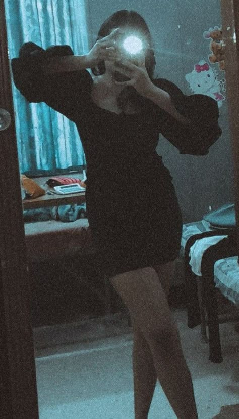 Black Dress Outfit, Dress Outfits Party, Self Pictures, Snap Streak Ideas Easy, Best Snapchat, Girls Mirror, Mirror Selfie Poses, Good Morning Video Songs, Emotional Photography