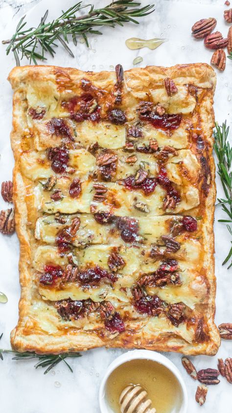 Brie and cranberry tart - Asili Glam Christmas Savoury Tart Recipes, Puff Pastry Brie Cranberry, Christmas Comfort Food, Brie Pie Crust Appetizer, Brie And Cranberry Puff Pastry, Brie Recipes Puff Pastry, Brie Puff Pastry Appetizer, Cranberry Brie Pastry, Cranberry Brie Tarts