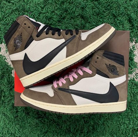 JORDAN 1 RETRO HIGH TRAVIS SCOTT MOCHA @sneaker_store.co @Sneaker_store.co SNEAKER STORE CO WHAT+57 (302) 223-8152 - +57 (301) 220-1556 J1 Travis Scott, Travis Scott Mocha, Travis Scott Sneakers, Nike Travis Scott, Travis Scott Jordan 1, All Nike Shoes, Sneaker Stores, Air Jordan Sneakers, July 16