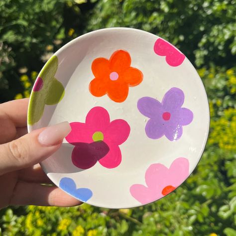 Hand Painted Pottery Bowl, Hand Painted Ceramic Plates Diy, Clay Painting Ideas Bowl, Cute Painting Pottery Ideas, Jewelry Bowl Painting Ideas, Paint Your Own Pottery Bowl, Ceramic Bowl Designs Ideas, Bowl Designs Ceramic, Painting Clay Ideas