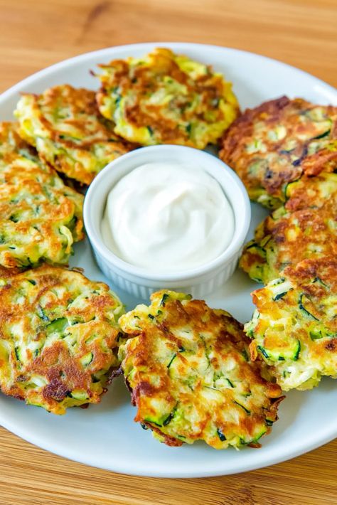 Easy Cottage Cheese Zucchini Fritters Zucchini Cottage Cheese Fritters, Cottage Cheese Fritters, Zucchini Fritters Healthy, Cottage Cheese Zucchini, Breakfast Savory, Low Calorie Pancakes, Cheese Zucchini, Healthy Savory Snacks, Veggie Fritters