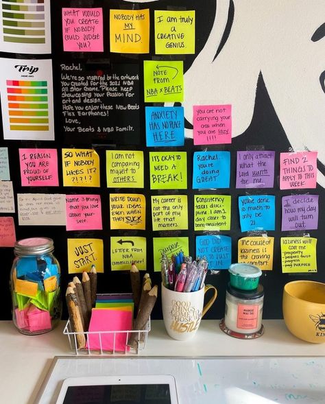 Study Table Board Ideas, Hostel Room Door Decoration, Hostel Room Study Table, Affirmations Room Decor, Sticky Notes Wall Decor Ideas, Sticky Notes Study Wall, Study Table Decor With Sticky Notes, Post It Notes Ideas Wall Dorm Room, Sticky Notes For Studying