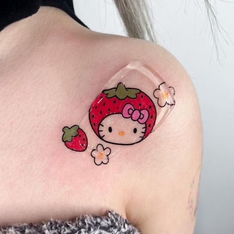 Cat With Strawberry Tattoo, Hello Kitty Strawberry Tattoo, Strawberry Tattoo Cute, Love Core Tattoo, Tattoo Ideas Kawaii, Tatuajes Hello Kitty Tattoos, Hello Kitty Fresa, Cute Strawberry Tattoo, My Melody Tattoo