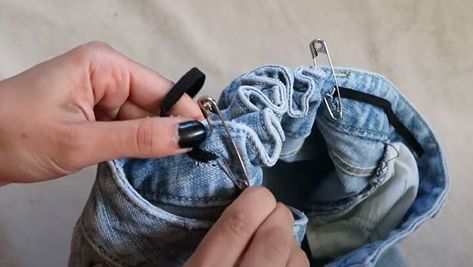 This is a guide on jeans-too-big hack. Learn how to fix jeans that are too big in this easy tutorial. Jeans Hacks, Shrink Jeans, Sewing Jeans, Large Safety Pin, Dress Alterations, Shirt Dress Casual, Tee Outfit, Clothing Care, Blouse Outfit