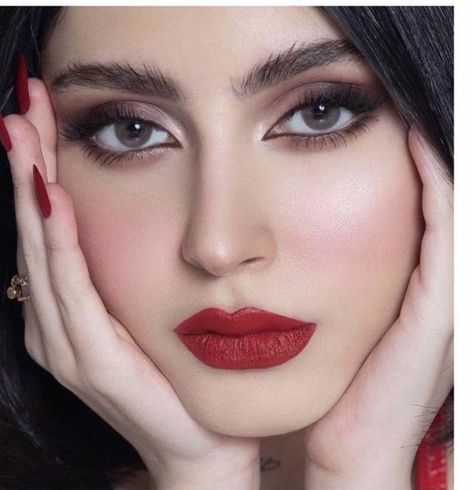 Full Body Whitening, Bold Lipstick Makeup, Red Lipstick Makeup Looks, Normal Makeup, Indian Bride Makeup, Celebrity Makeup Looks, Eternal Beauty, Eye Makeup Pictures, Ethereal Makeup