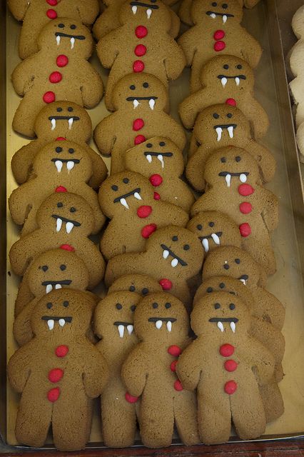 Fangéd Gingerbread Men | Flickr: Intercambio de fotos Snack Halloween, Menu Halloween, Halloween Decor Diy, Halloween Fest, Halloween Foods, Halloween Baking, Halloween Goodies, Halloween Desserts, Halloween Snacks