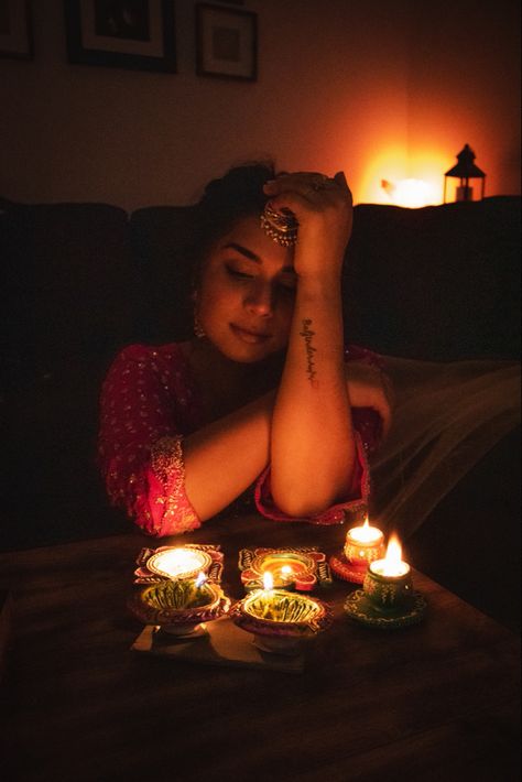 Diwali Photo Shoot Ideas For Women, Diwali Poses For Women With Diya, Diwali Portrait Photography, Poses With Diya In Diwali, Diwali Shoot Ideas At Home, Diwali Asthetic Pose, Diwali Self Portrait Ideas, Diwali Photoshoot Ideas At Home, Diwali Poses With Diya