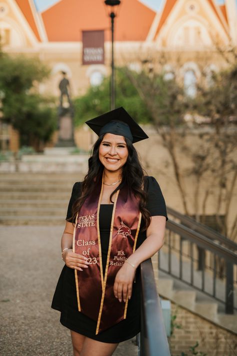 Graduation Stole Pictures, Wgu Graduation Pictures, Grad Photos Plus Size, Chico State Graduation Pictures, University Graduation Poses, Byui Graduation Photos, College Grad Poses Picture Ideas, College Graduation Pictures Texas State, Graduation Poses Photo Shoots Outdoor