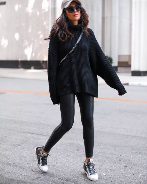 Baggy Sweater Outfits, Fall Turtleneck, Short Sweater Dress, Look Legging, Baggy Sweaters, Effortlessly Chic Outfits, Sweater Outfit, All Black Outfit, Fitted Sweater