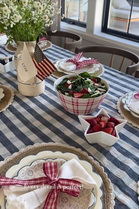 Omg I’m obsessed with these 4th of July decorations. I can’t wait to try all this decor in my home. Americana Fourth Of July, Hamptons 4th Of July, Old Money 4th Of July, Americana 4th Of July, Classy Fourth Of July Decor, 4th Of July Home Decor Ideas, Vintage Americana Party, Vintage Fourth Of July Aesthetic, 4th Of July Party Aesthetic