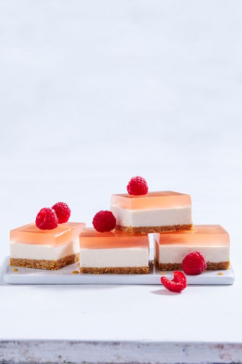 With a biscuit base, creamy cheesecake middle and pink gin jelly topping, this amazing dessert is as delicious as it looks.#cheesecake #gin #dessert #baking #australia #australian #australianrecipes Christmas Slices, Gin Cheesecake, Fun Cheesecake, Cheesecake Slice, Jelly Slice, Slice Recipes, Xmas Baking, Chocolate Slice, Caramel Slice