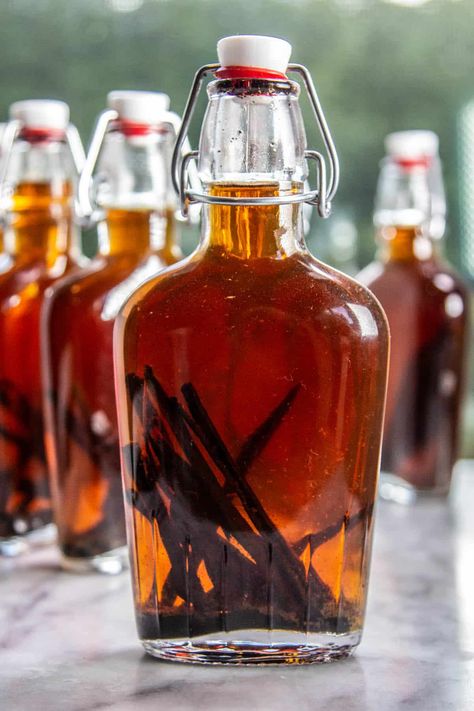 How Vanilla Extract is Made; An Easy Recipe - This Mess is Ours Homemade Bourbon Vanilla Extract, Grain Alcohol Recipes, How To Make Homemade Vanilla, Making Vanilla Extract Vodka, How To Make Vanilla Extract Homemade, Vanilla Extract Recipe Homemade, Vanilla Bean Extract Recipe, Everclear Recipes, Diy Vanilla Extract