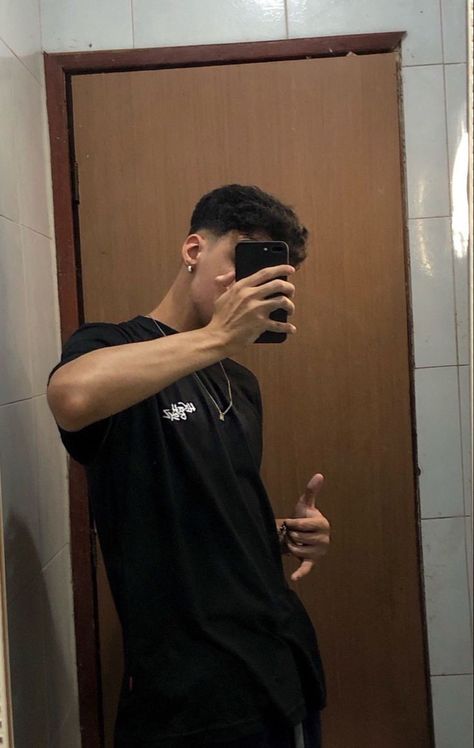 Streetwear Wallpaper, Fake Tumblr, Bf Picture, Aesthetic Boys, Mirror Photo, Mirror Pic, Aesthetic Guys, Story Instagram, Neymar Jr