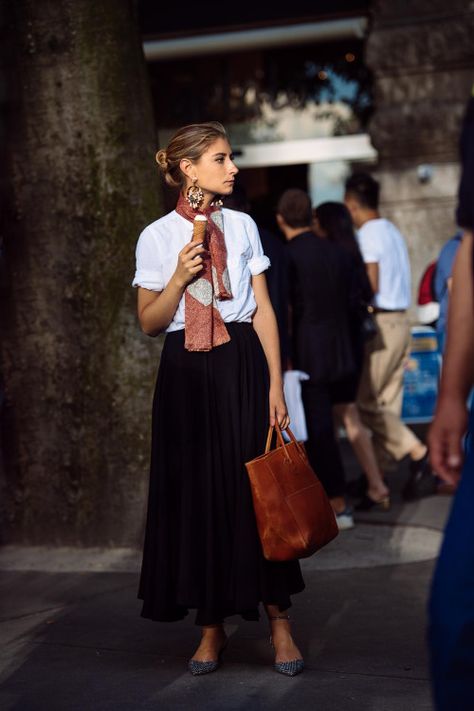 Photo Street Mode, Feminine Tomboy, Rok Midi, Style Désinvolte Chic, Style Parisienne, Maxi Rok, London Outfit, Queer Fashion, Looks Street Style