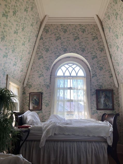 1800s Bedroom Aesthetic, Grandmellinial Style, Be Your Own Muse, Stowe Vermont, Comfy Bedroom, Spinning Wool, Pretty Room, Dream Room Inspiration, Dream House Interior