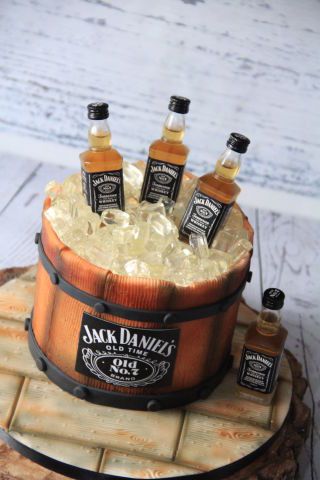 Jack Daniels Cake https://www.facebook.com/Cake-Addict-1387963974799261/ Jack Daniels Torte, Bolo Jack Daniels, Festa Jack Daniels, Jack Daniels Birthday, Jack Daniels Cake, Liquor Cake, Alcohol Cake, Barrel Cake, Whiskey Cake