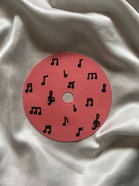 Music notes cd art 💿 Painted Cds Easy, Cd Painting Aesthetic Easy, Cd Art Aesthetic Wall, Cd Art Easy, Cd Drawing, Cd Painting Aesthetic, Record Painting Ideas, Painted Cds, Record Art Ideas