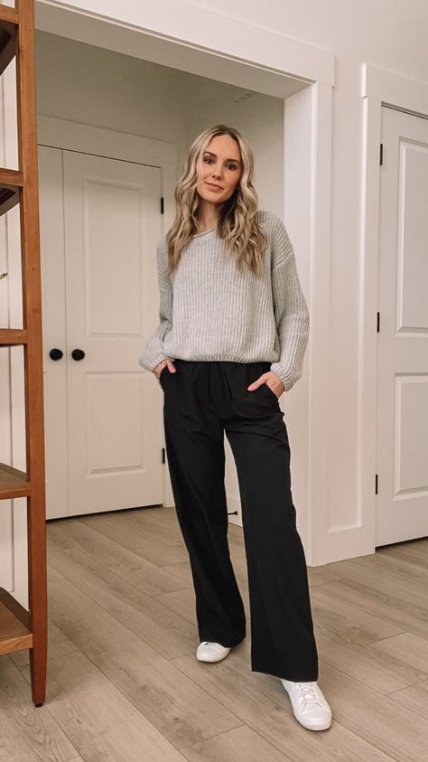 6 WAYS TO WEAR TROUSERS + A SALE - Stripes in Bloom How To Wear Trousers Women, Trouser Outfit Casual, Pregnancy Fashion Winter, Cool Mom Style, Eshakti Dress, Trousers Outfit, Trouser Outfit, Winter Maternity, 4th Of July Outfits