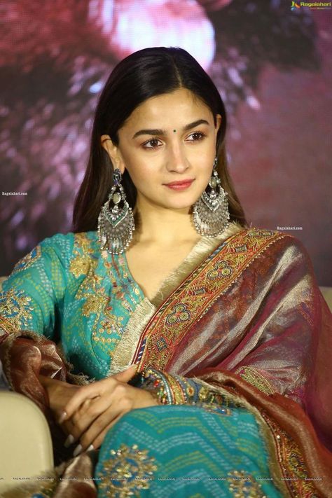 Allia Bhatt, Alia Bhatt Photoshoot, Stylish Actresses, Latest Dress Design, Big Baby, Celebrity Trends, Classy Photography, Stylish Party Dresses, Indian Aesthetic