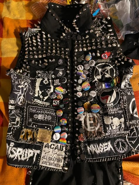 Stile Punk Rock, Crust Pants, Outfits Punk, Punk Fashion Diy, Battle Jackets, Battle Vest, Punk Diy, Punk Style Outfits, Patch Pants