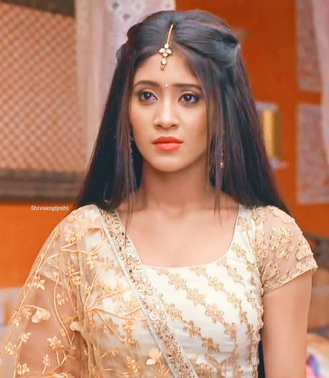 6,227 Likes, 36 Comments - Shivangi Joshi FC ❤️🔥 (@shivangijooshi) on Instagram: “Pretty 😍😍😍 @shivangijoshi18” Tikka Hairstyle, Hairstyle For Lehenga, Lehenga Hairstyles, Hairstyles For Indian Wedding, Hairstyles For Gowns, Hair Front, Front Hair, Indian Wedding Hairstyles, Ethnic Hairstyles