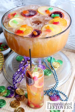 Mardi Gras Birthday Cake Ideas, King Cake Cocktail, Mardi Gras Punch Alcoholic, Mari Gras Food, Mardi Gras Foods, New Orleans Charcuterie Board, Mardi Gras Dinner Party Table Settings, Mardi Gras Punch Non Alcoholic, Mardi Gras Charcuterie Board