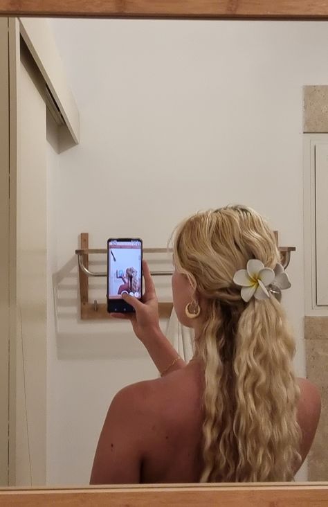 In love with my new hairclip🫶🏻🌺 // aesthetic / blond girl / hair inspo / long blond hair / curly hair / monoi / la réunion / hawaii / hippie / summer / Hawaii Curly Hair, Blond Hair Curly, Moana Core, Hairclip Aesthetic, Hawaiian Girl Aesthetic, Im So Jealous, Hair Inspo Long, Beachy Blonde, Hawaiian Hairstyles