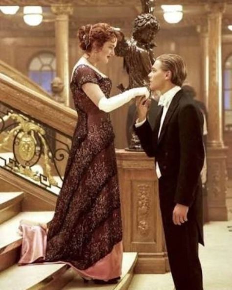 Titanic 🛳 on Instagram: “S-o-o S-w-e-e-t Rose Dewitt Bukater and Jack Dawson "I saw that in a nickelodeon once and always wanted to do it..." #titanic…” Titanic Costume, Titanic Kate Winslet, Titanic Dress, Leo And Kate, Jack Rose, Jack Dawson, Young Leonardo Dicaprio, Titanic Movie, Nora Roberts