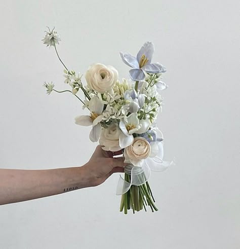 Wedding Bouquets Petite, Non Rose Wedding Bouquet, Wedding Simple Bouquets, Korean Bouquet Wedding, Posy Bouquet Bridesmaid, Small Modern Bouquet, City Hall Wedding Bouquet, Small Blue Bridal Bouquet, Beach Wedding Bouquet Ideas Simple