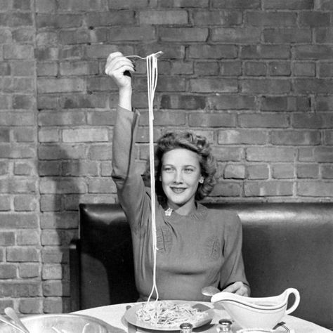 Do or Don't: Dining Solo  DO!!  Pinned by: www.spinstersguide.com Eating Spaghetti, Alfred Eisenstaedt, Eating Alone, Pasta Lover, Italy Photography, People Eating, Life Pictures, Picture Collection, Bw Photo