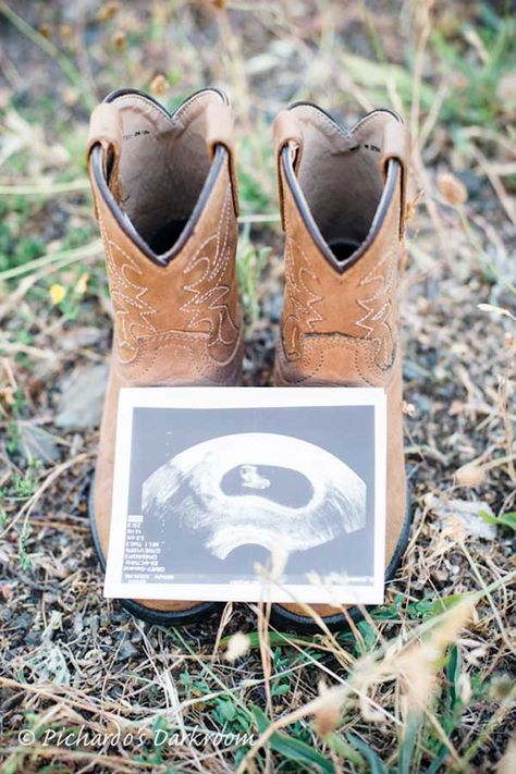 Country Pregnancy Announcement, Country Baby Announcement, First Baby Announcements, Country Maternity, Pregnancy Announcement Pictures, Pregnancy Announcement Photoshoot, Pregnancy Announcement Ideas, Baby Announcement Photoshoot, Creative Pregnancy Announcement