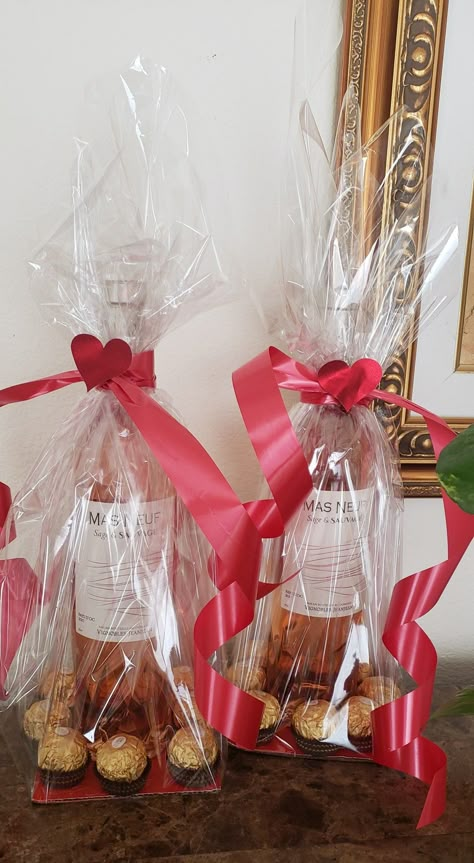 Mini Gift Ideas, Chocolate Present, Alcohol Gift Baskets, Chocolate San Valentin, Bouquet Chocolate, Valentine Gift Baskets, Valentine Baskets, Valentine's Day Gift Baskets, Pretty Wallpapers Tumblr