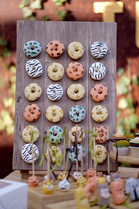 Safari Dessert Table, Safari Candy Bar, Jungle Party Food, Safari Cupcakes, Donut Ideas, Third Birthday Girl, Safari Baby Shower Boy, Baby Boy Birthday Cake, Wild Birthday Party