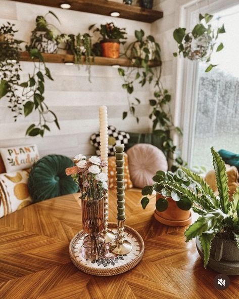 Kitchen Table Boho, Witchy Minimalist, Bohemian Living Spaces, Thrift Decor, Southern Style Home, Decor Inspiration Diy, Scandi Kitchen, Dining Corner, Warm Kitchen