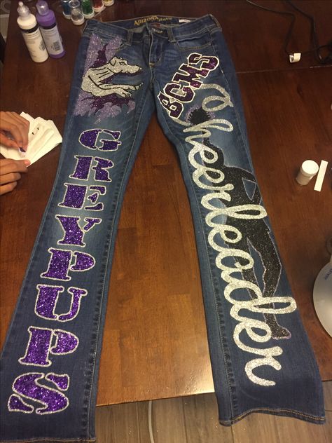 Painted Jeans Ideas, Senior Jeans Ideas High Schools, Homecoming Jeans Ideas, Homecoming Jeans, School Spirit Outfit, Senior Painted Jeans, Spirit Jeans, Painting Jeans, Homecoming Spirit Week